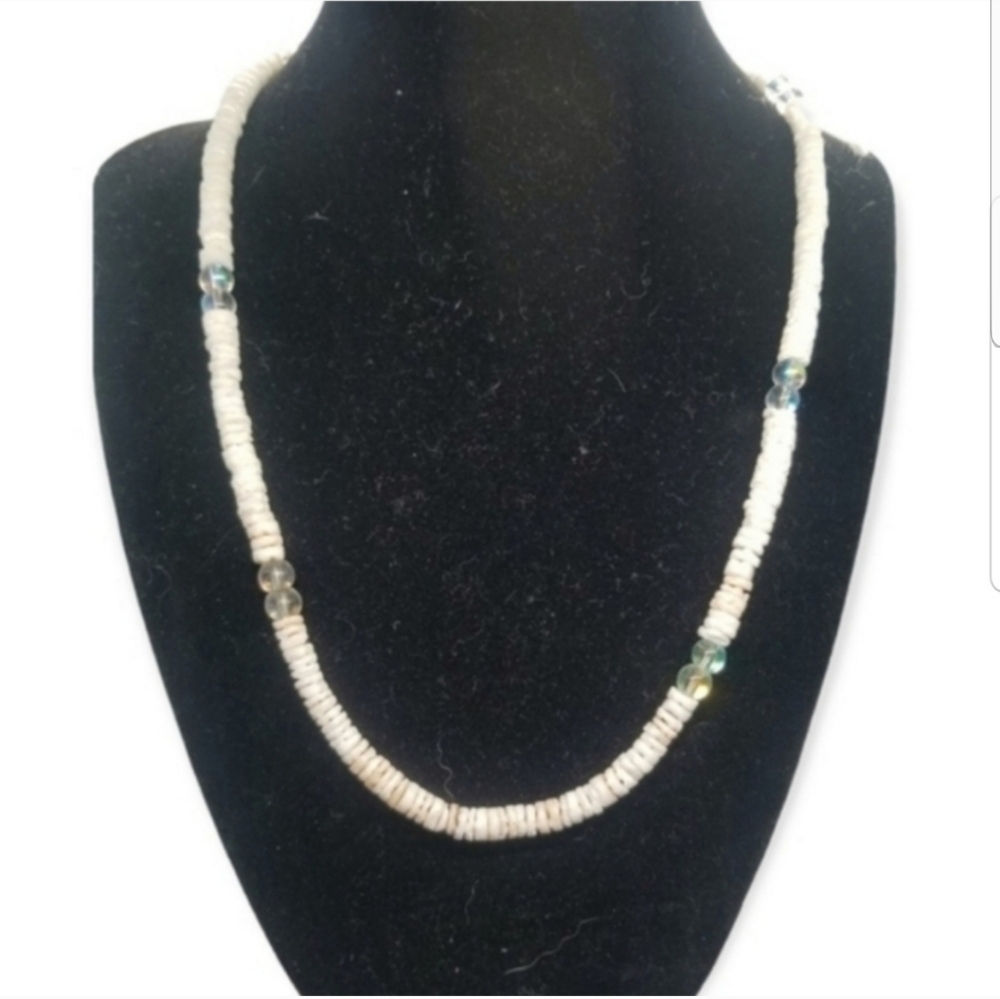 VINTAGE HEISHI WHITE SHELL & IRRIDESCENT GLASS BEADS BOHO NECKLACE
